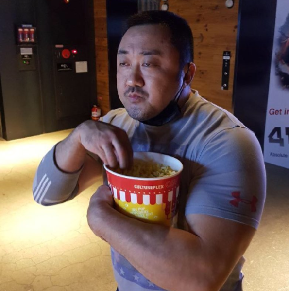 마동석, '범죄도시' 관람 인증샷…"팝콘 큰 사이즈 맞나?"