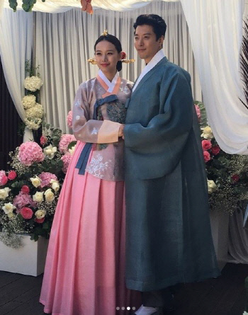 이동건-조윤희 부부 한복 사진 눈길