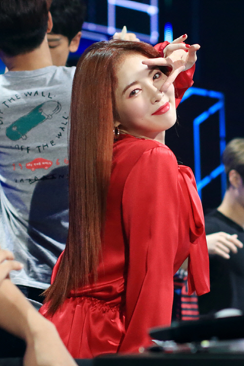 현아 얼어붙은 '더유닛' 녹화현장 애교로 녹였다