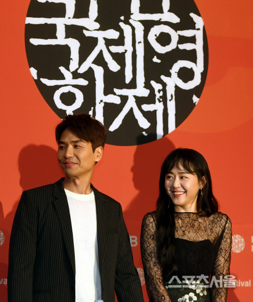[SS포토] 문근영-김태훈, 개막작의 영광에 미소 띄우며~