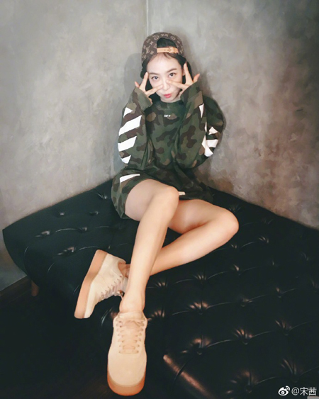 "극세사 각선미" 빅토리아, 깜찍+섹시 다 되는 미모