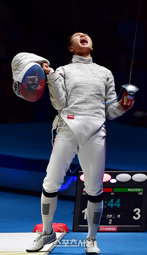 [전국체전]인륜지대사 앞두고 겹경사…펜싱 김지연 4년 만에 금빛 찌르기