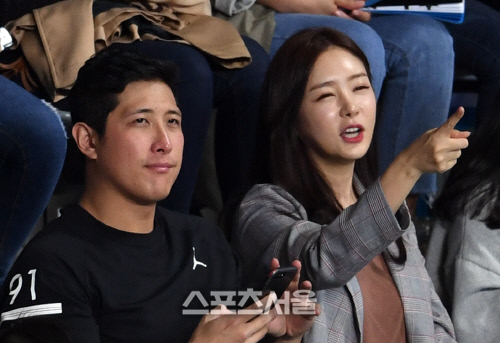 [SS포토]배구장 나들이 나선 황재균과 공서영 아나운서