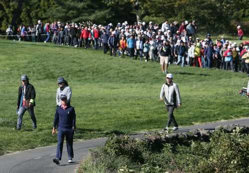 저스틴 토마스와 그뒤를 따르는 갤러리군단
