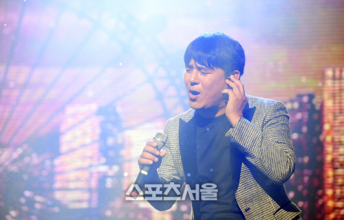 [SS포토]두 번째 미니앨범 '그 사람을 아나요' 발표하는 임창정