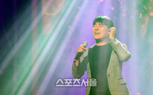 [SS포토]신곡 '그 사람을 아나요' 열창하는 임창정