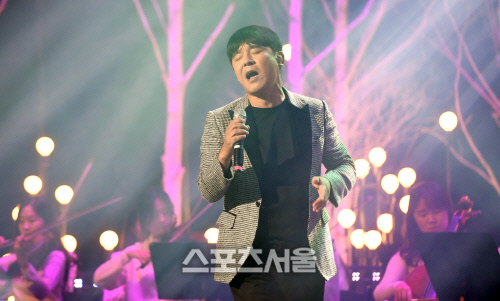 [SS포토]신곡 '그 사람을 아나요' 열창하는 임창정