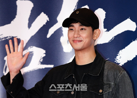 '입대' 김수현 "감사합니다. 몸 건강히 잘 다녀오겠습니다" (전문)