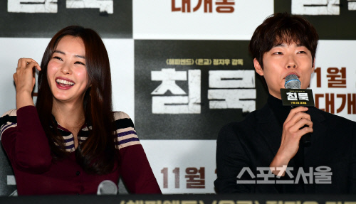 [SS포토] 류준열 답변에 빵터진 이하늬