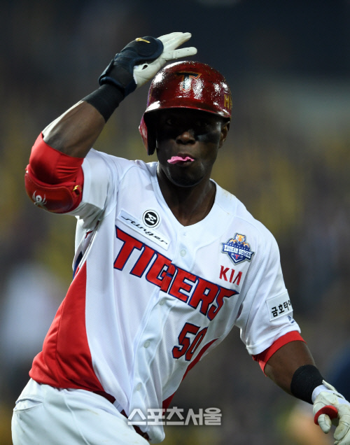 [SS포토]KIA 버나디나, 한국시리즈에서도 모자 세리머니를!