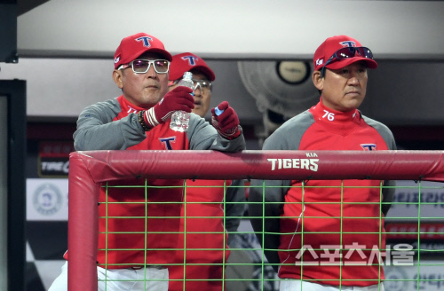 [SS포토]한국시리즈 1차전 두산에 내준 KIA 김기태 감독
