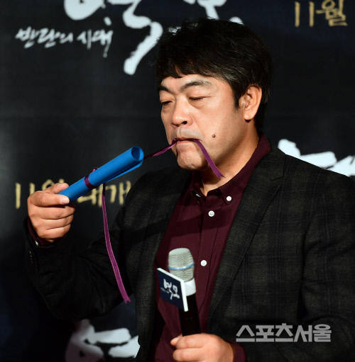 [SS포토] 이원종 '손이 모자라면 입으로'