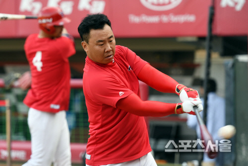 [SS포토]한국시리즈 1차전 준비하는 KIA 이범호