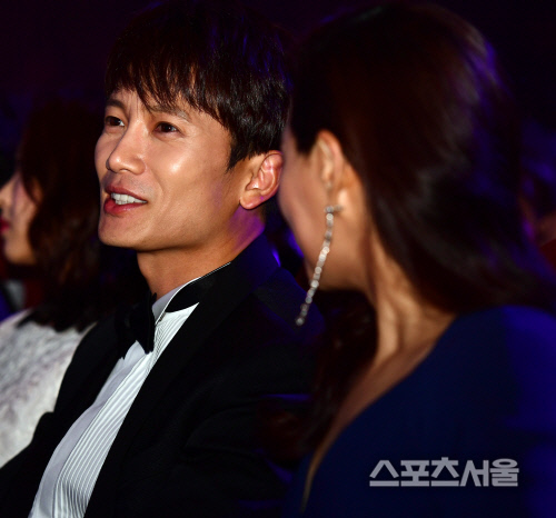 [SS포토] 박지성, 이하늬와 소근소근 [더 서울어워즈]