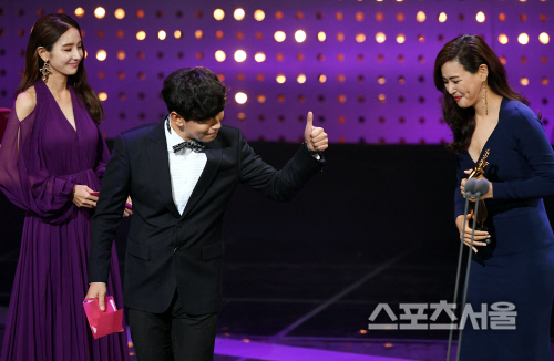 [SS포토] 이시언, 이하늬에 트로피 전하며...엄지 척~!