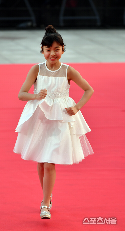 서울어워즈 군함도의 아역배우 김수안, 레드카펫위를 달려요![SS포토