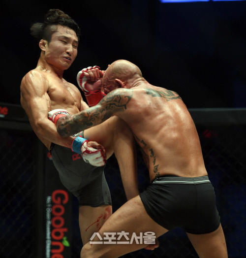 [로드FC]닥터 스톱 TKO 승 이정영, \'세자르를 킥으로 끝내버리겠어~\'