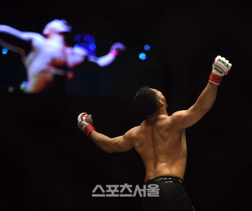 [로드FC]정두제를 TKO시키고 포효하는 남의철, \'이제부터다!\'