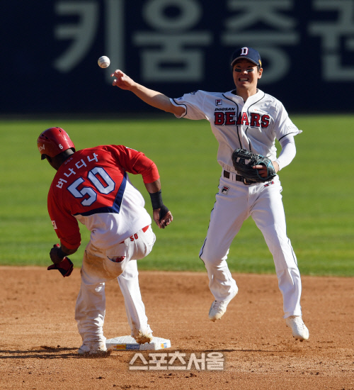 [SS포토]병살플레이 완성하는 두산 김재호