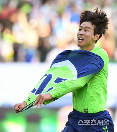 [SS포토] 전북 이동국, 우승 감격에 더한...200호 골의 포효!