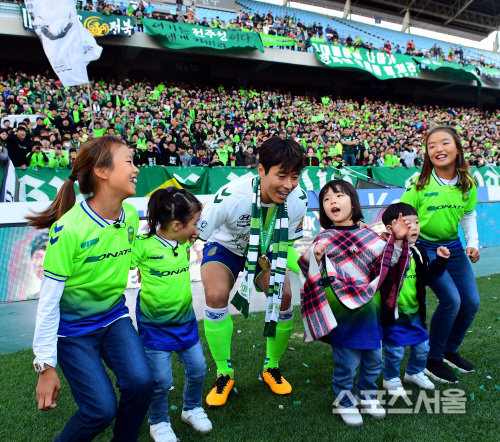 [SS포토] 이동국, 다섯 자녀들과 함께...챔피언 댄스~