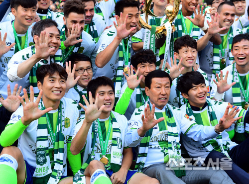 [SS포토] 최강희감독-이동국, 별이...다섯개~