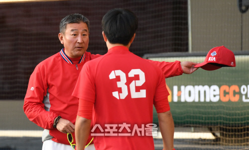 [SS포토]김기태 감독, '모자 한 번 던져봐!'