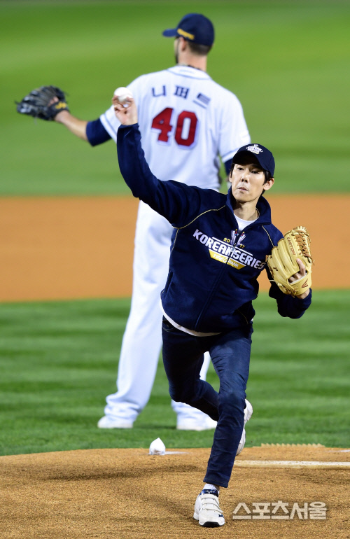 [SS포토] KS 5차전 시구하는 유연석