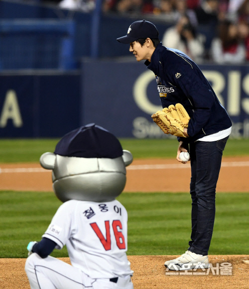 [SS포토] '칠봉이' 유연석, 한국시리즈 시구를 하게될 줄이야~