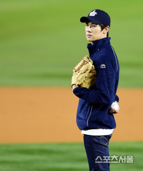 [SS포토] 시구 유연석 '이글거리는 눈빛'