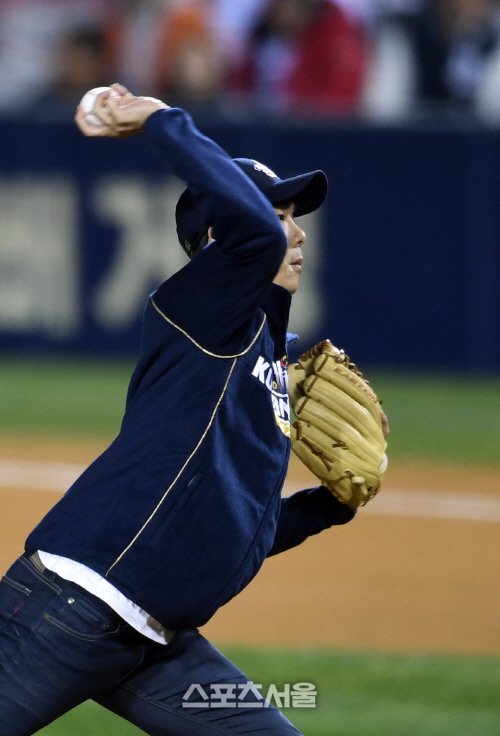 [SS포토]한국시리즈 5차전, 힘차게 시구하는 유연석