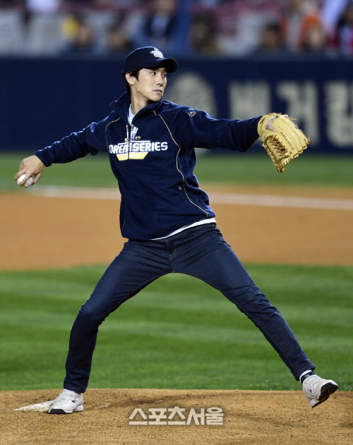 [SS포토]유연석 시구, 야구 선수처럼!