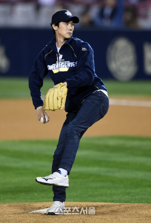 [SS포토]유연석 시구, '제대로 던져보자!'