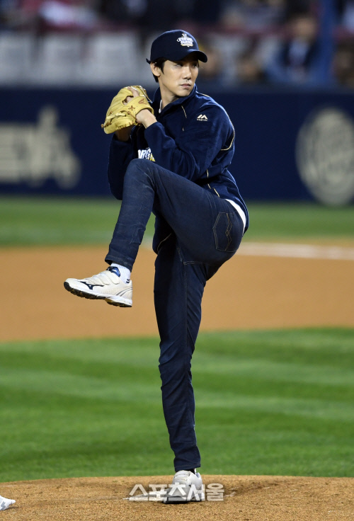 [SS포토]시구하는 유연석, 킥은 높게!