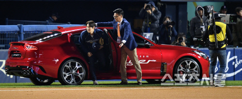 시구 유연석, 스포츠세단 타고 등장[SS포토]