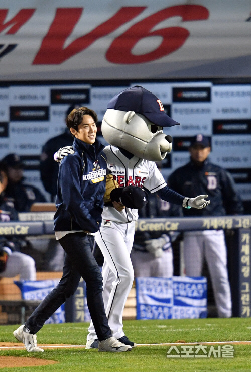 응팔 인연 유연석, 한국시리즈 5차전 시구[SS포토]