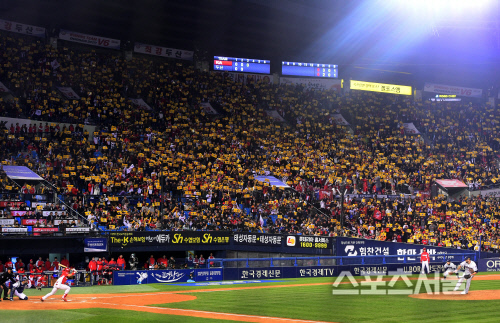 [SS포토] 한국시리즈 5차전, 잠실은 노란 물결로 찰랑찰랑~!