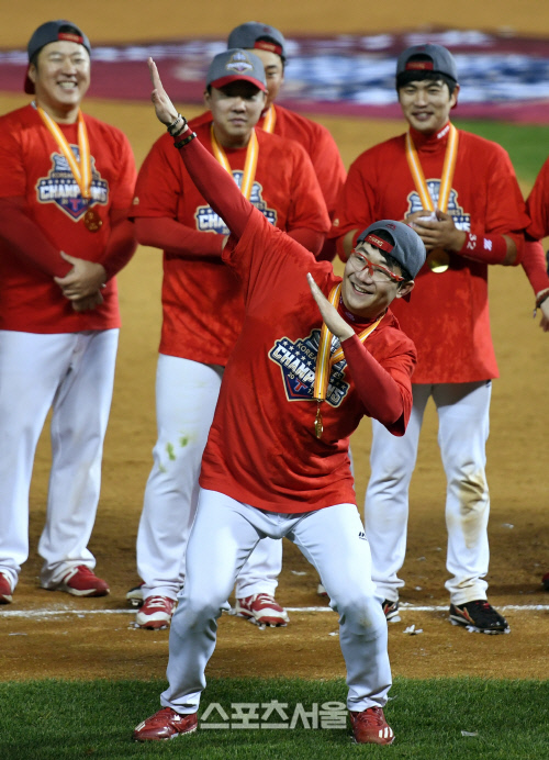 [SS포토]KIA 양현종, 우승 기념 댄스를!