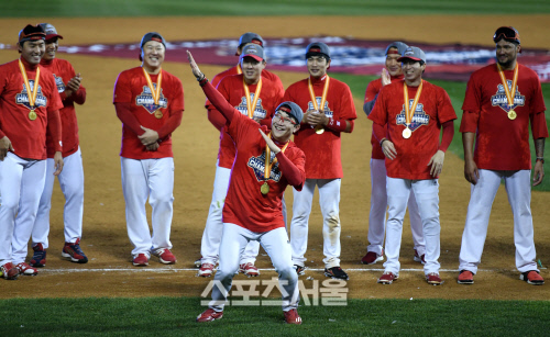 [SS포토]우승 기념 춤을 추는 양현종