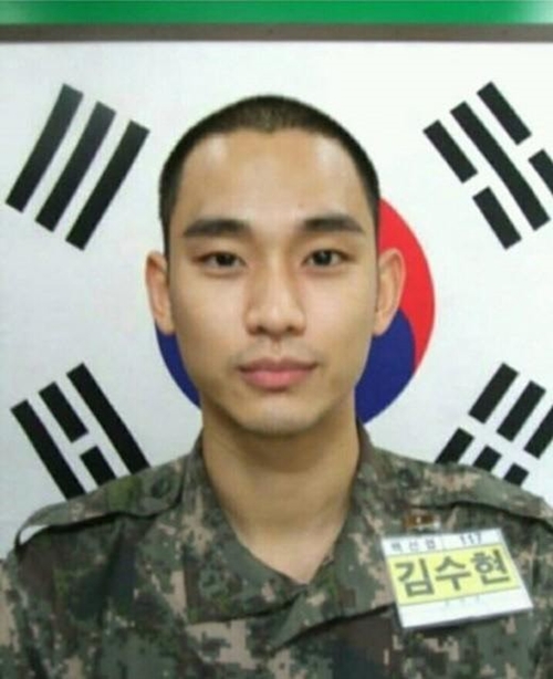'현역' 김수현, 입대 후 근황 공개…태극기 앞에서 늠름