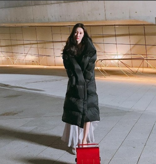 "우월한 각선미"…선미, 롱패딩도 가릴 수 없는 아름다움  