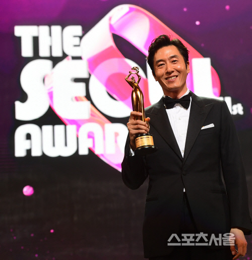 [SS포토] 김주혁, \'더 서울 어워즈\' 영예의 남우조연상!