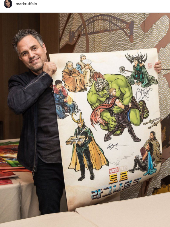 [할리웃톡] '토르: 라그나로크' 러팔로, 한국 포스터 득템 인증샷