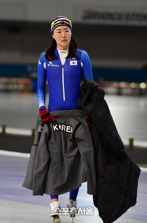 [SS포토] 이상화 \'양손에 옷 한가득\'