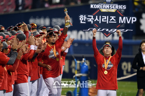 [SS포토]한국시리즈 MVP 차지한 양현종