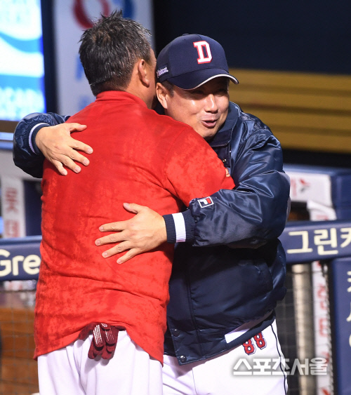 [SS포토] KIA 김기태 감독, 우승 뒤 김태형 감독을 찾아가...