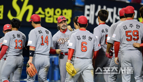[SS포토] 힐만 감독 \'우리가 이겼다\'