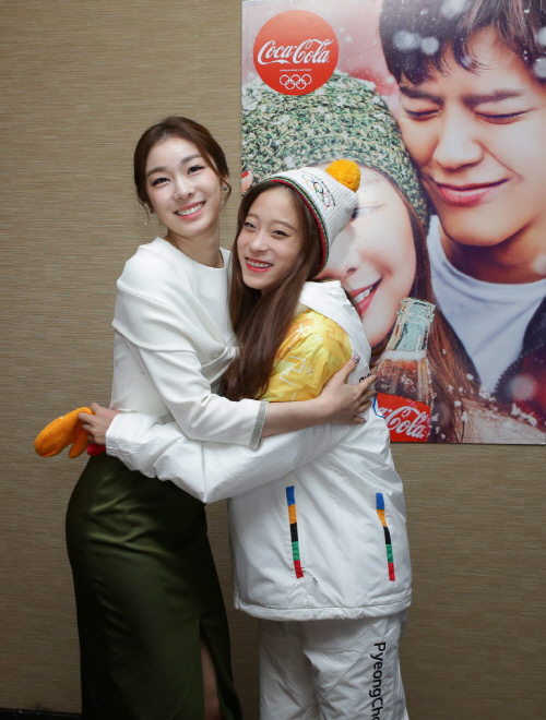 피겨 퀸' 김연아 '피겨 샛별' 유영과 포옹