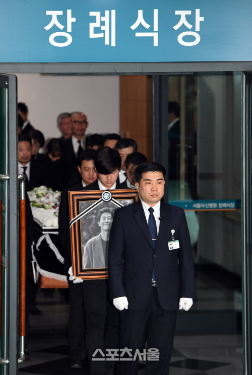 [SS포토]김주혁 발인, 이젠 장지로...