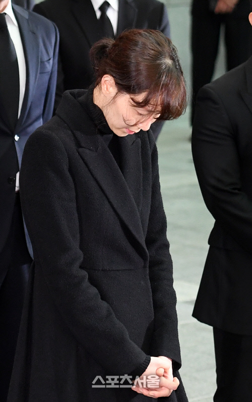[SS포토]김주혁 발인, 슬픔에 빠진 이유영